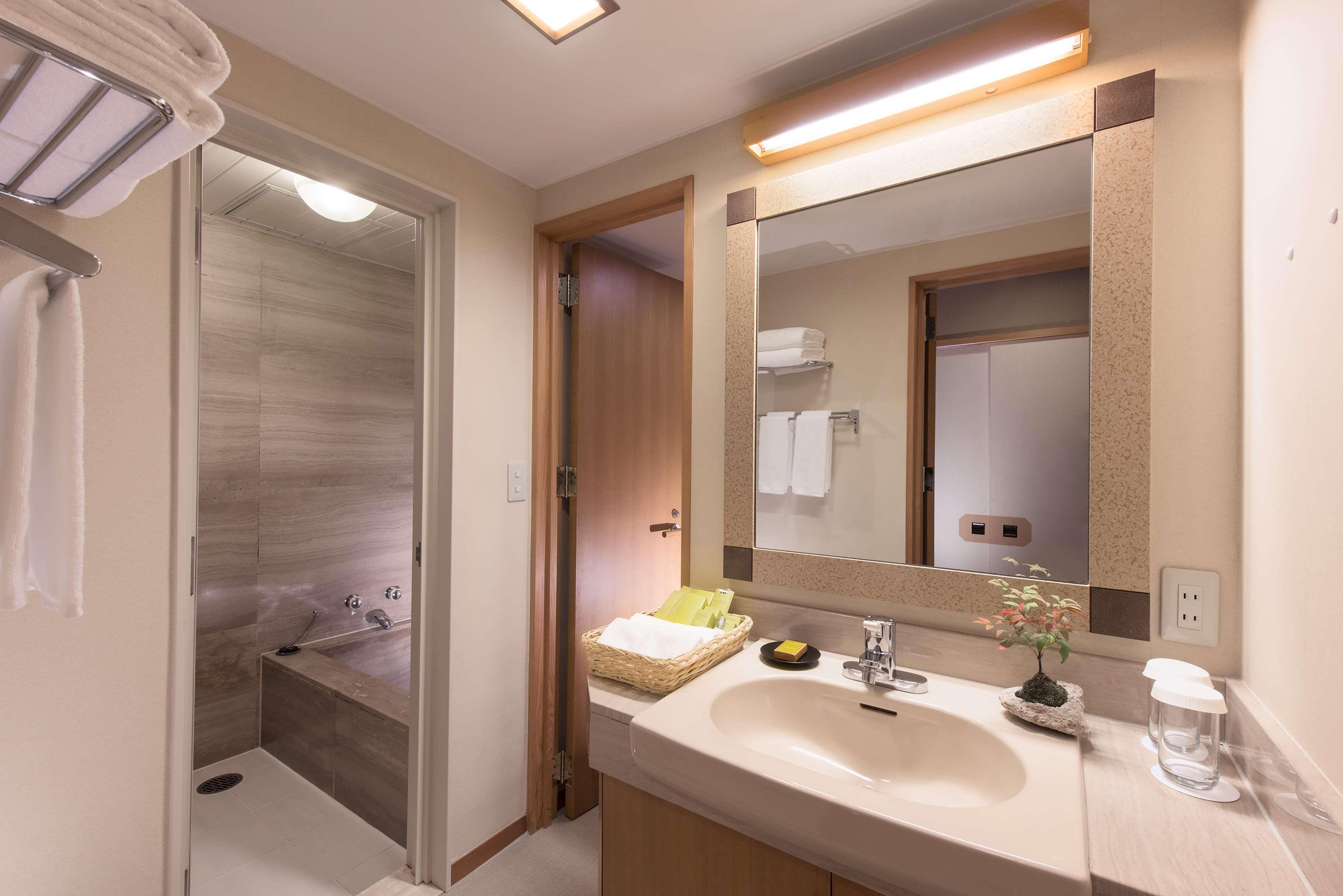 Doubletree By Hilton Naha Shuri Castle Bagian luar foto