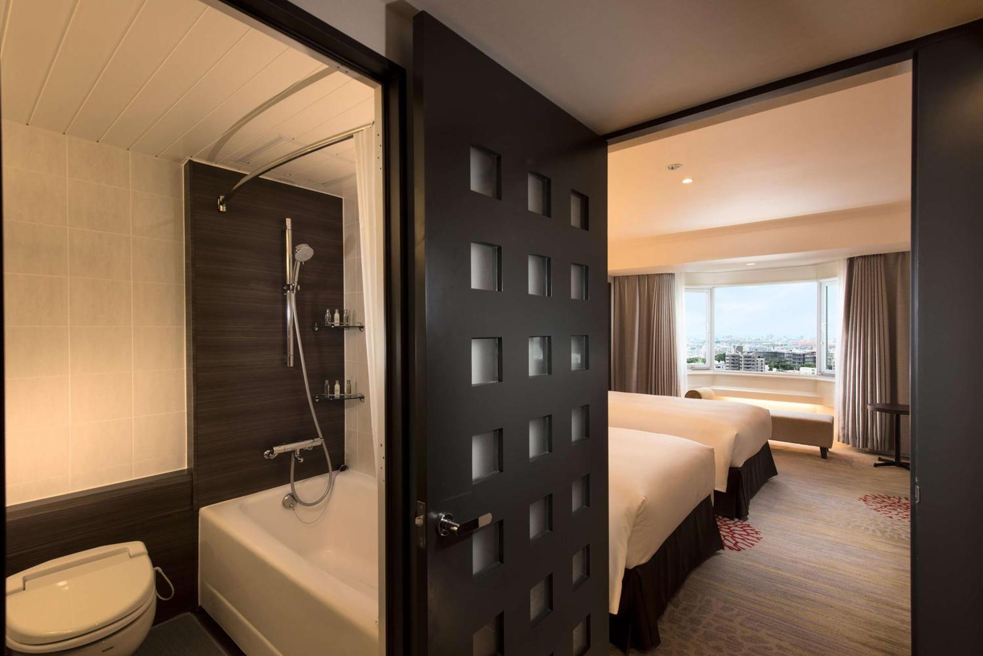 Doubletree By Hilton Naha Shuri Castle Bagian luar foto